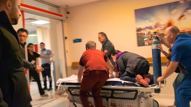 Bursa'da nefes kesen anlar...Sedye üzerinde hayata döndürme çabası
Çocuk doktorunun sedye üzerinde 1 yaşındaki bebeği hayata döndürme mücadelesi