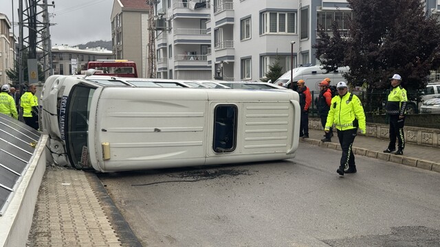 Afyonkarahisar'da öğrenci servisiyle dolmuşun çarpıştığı kazada 16 kişi yaralandı