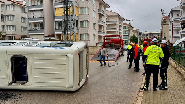 Minibüslerin çarpıştığı kazada 16 kişi yaralandı