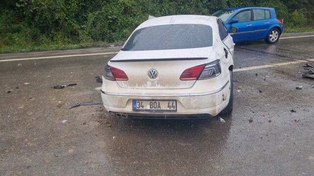 Zonguldak'ta otomobil bariyerlere çarptı: Sürücü yaralandı