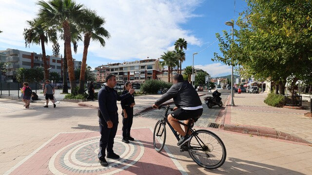 Marmaris'te zabıtadan yaya yolu denetimi