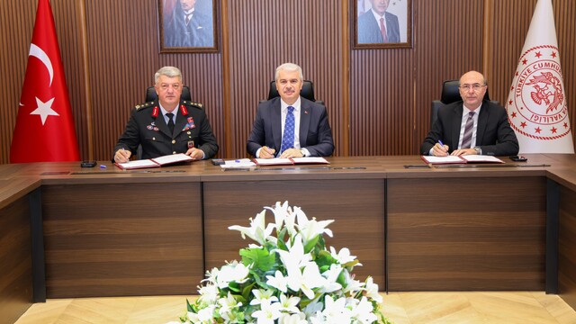 Selçuklu'nun 30 dış mahallesinde güvenlik altyapısı güçleniyor
Selçuklu Belediyesi ile Konya İl Jandarma Komutanlığı arasında J/KGYS iş birliği protokolü imzalandı
