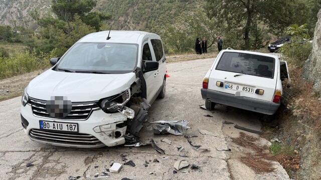 Osmaniye'de hafif ticari araçla otomobil kafa kafaya çarpıştı: 3 yaralı
