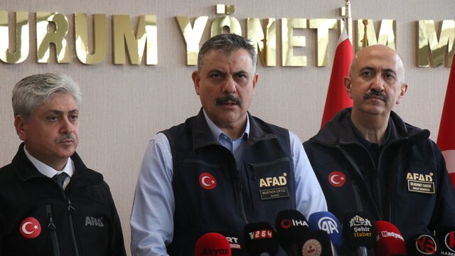 Bakan Mustafa Çiftçi: "Şu anda tehlike hala geçmiş değil"
"Henüz tam manasıyla tehlikenin geçtiğini söyleyemeyiz, teyakkuz halinde olmamız gerekiyor"
"Tüm Türkiye'de şu anda 60 bin personelimiz görev başında"
"Hakikatten çok ciddi yağışlar alıyoruz. Belki bir senede düşen yağışların bir günde düştüğü günlere şahit oluyoruz"