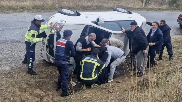 Çorum'da otomobil devrildi: 2 yaralı