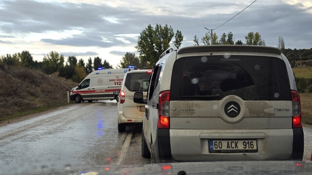 Tokat'ta iki aracın kafa kafaya çarpıştığı kazada 5 kişi yaralandı