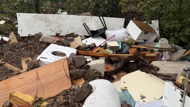 Sakarya'da sel ve heyelan bir evi yıktı, eşyalar çevreye savruldu