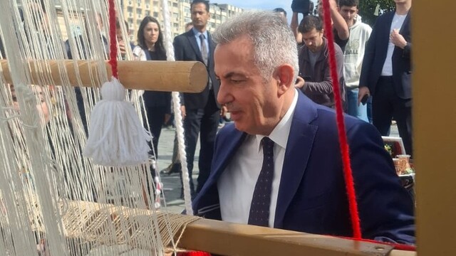 Türk bayrağı dokuma etkinliği başladı: İlk ilmek Vali Elban'dan
