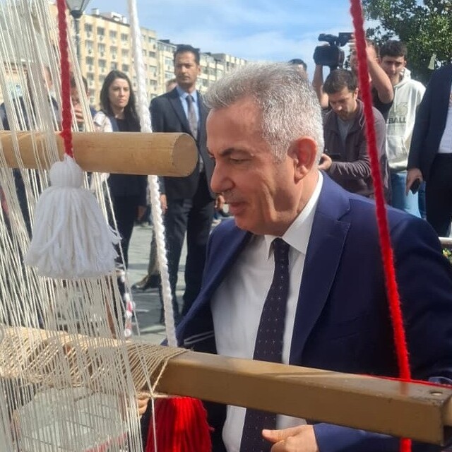 Türk bayrağı dokuma etkinliği başladı: İlk ilmek Vali Elban'dan