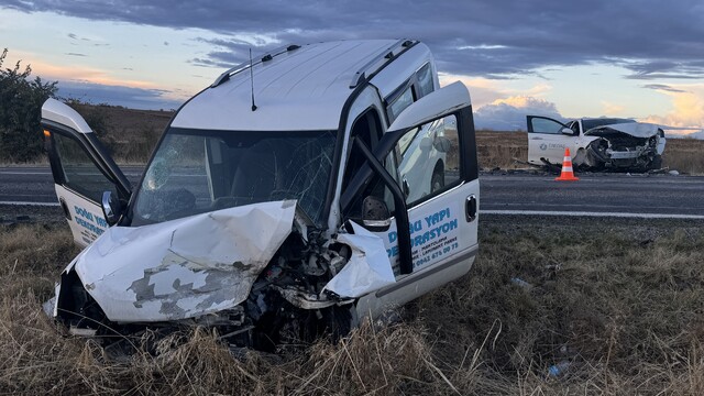 Edirne'de otomobille hafif ticari aracın çarpıştığı kazada 3 kişi yaralandı