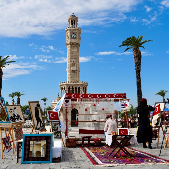 İzmir'de Cumhuriyet'in 103. yılı için Türk bayrağı dokunmaya başlandı