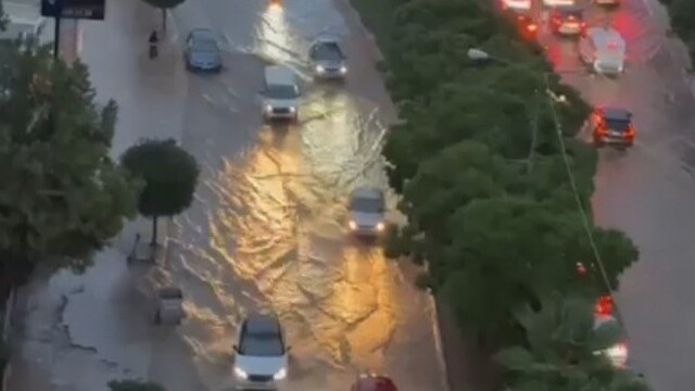 Mersin'de sağanak yağış hayatı olumsuz etkiledi