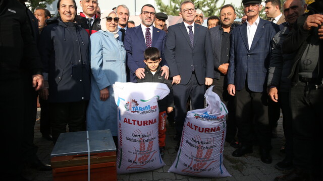 Kars'ta afetten zarar gören çiftçilere tohum ve arı kovanı dağıtıldı