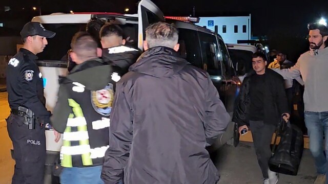Edirne'de çalıntı ihbarı yapılan araçtan 7 kaçak göçmen çıktı