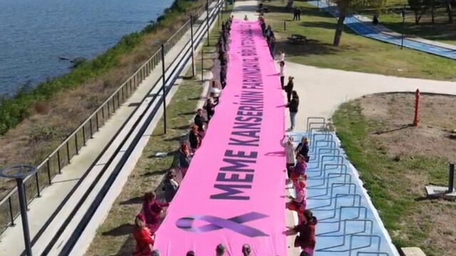Edirne'de 18 metrelik pembe afişle meme kanserine karşı farkındalık mesajı verildi