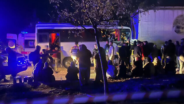Tarım işçilerini taşıyan midibüs ile TIR çarpıştı: 17 yaralı (2)