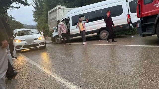 Ordu'da minibüs kamyonla çarpıştı: 1 ölü, 23 yaralı