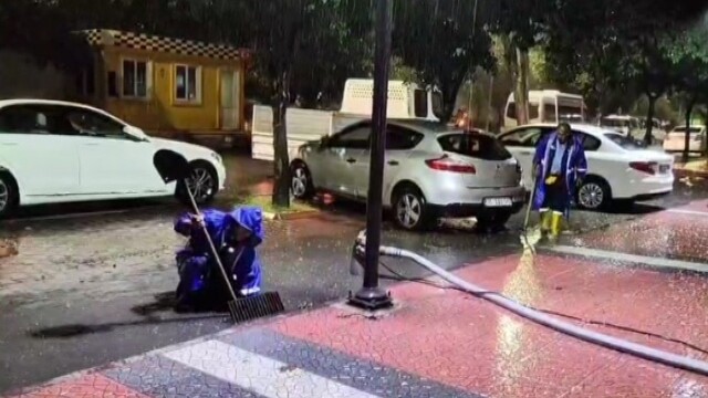 Mersin'de belediye ekipleri taşkın mesaisinde