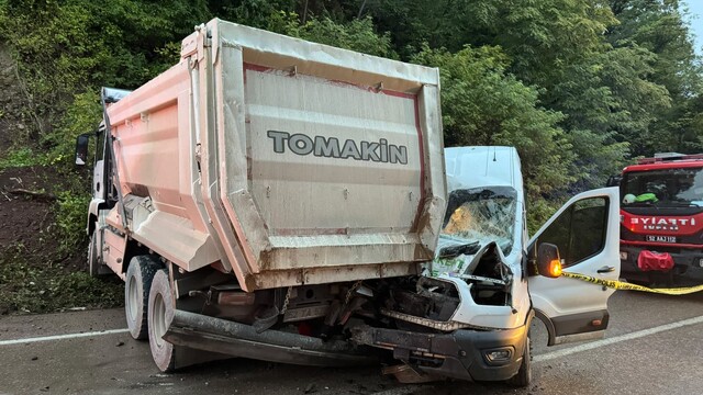 Ordu'da yolcu minibüsü kamyonla çarpıştı: 1 ölü 23 yaralı
