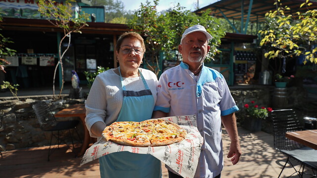 İsveç'ten Çorum'a dönen emekli çiftin köylerine açtığı pizzacı rağbet görüyor