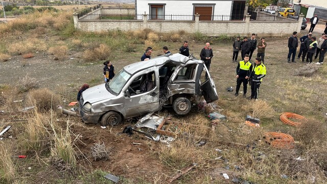 Sivas'ta hafif ticari aracın devrilmesi sonucu 3'ü ağır 5 kişi yaralandı