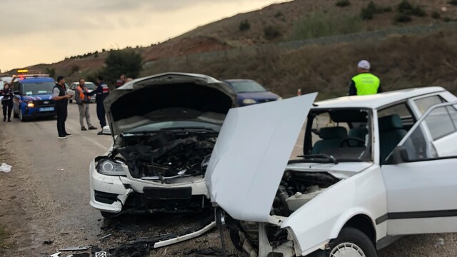 Tokat'ta iki otomobilin çarpışması sonucu 5 kişi yaralandı