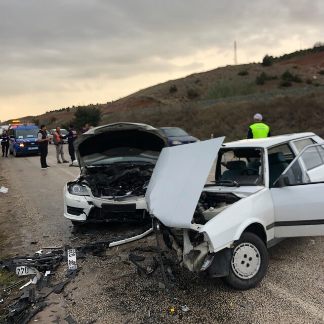 Tokat'ta iki otomobilin çarpışması sonucu 5 kişi yaralandı
