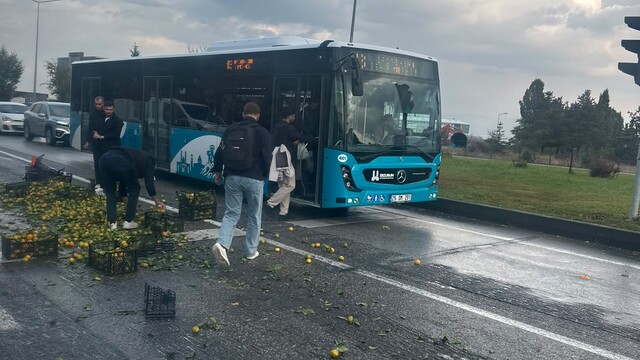 Erzurum'da kamyonetten yola dökülen meyveleri vatandaşlar topladı