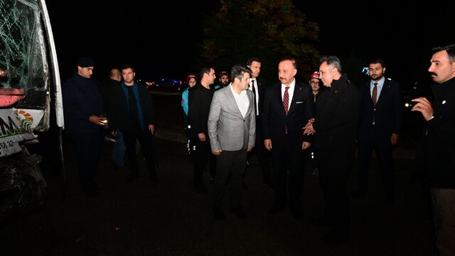 Isparta'da çekici ile minibüsün çarpıştığı kazada 17 kişi yaralandı