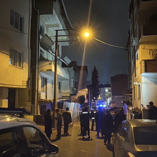 Boşaltılan binada balkon çöktü, sokak giriş-çıkışa kapatıldı