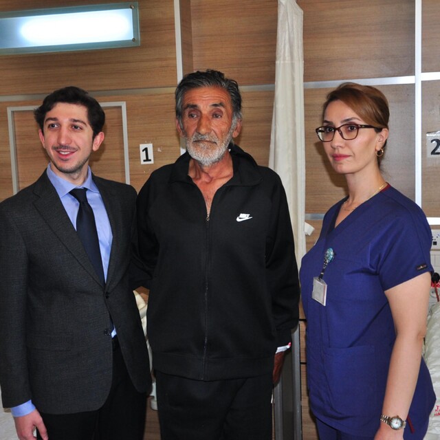 Cebinde taşıdığı iple ayağını kaldırıyordu, ameliyattan bir gün sonra yürüd...