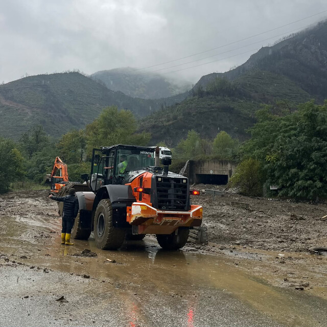 Sakarya'da heyelan nedeniyle 2 mahalleye ulaşımın sağlandığı yol kapandı
