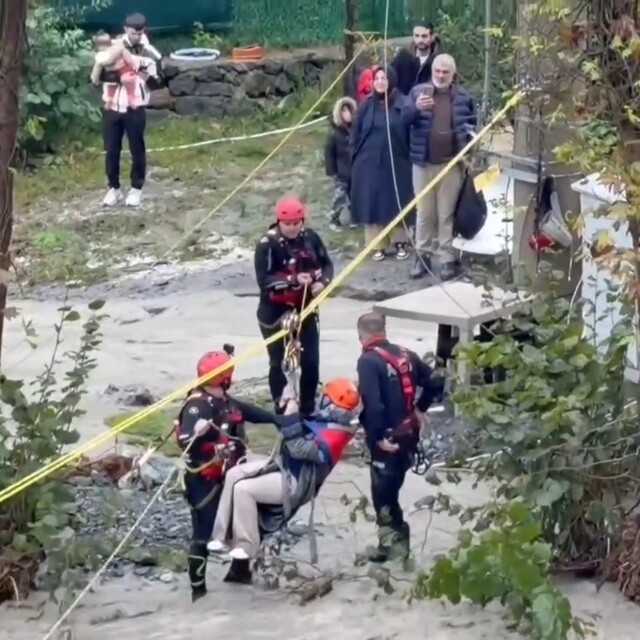 Sapanca'da mahsur kalan 2'si çocuk 8 kişiyi AFAD kurtardı