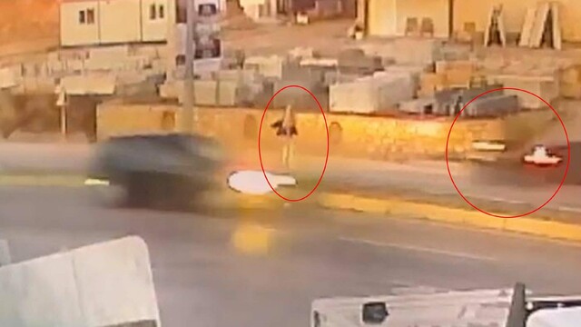 Motosikletin çarptığı yaya öldü; kaza kamerada