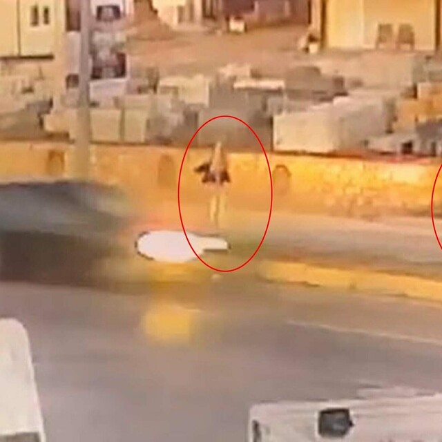 Motosikletin çarptığı yaya öldü; kaza kamerada