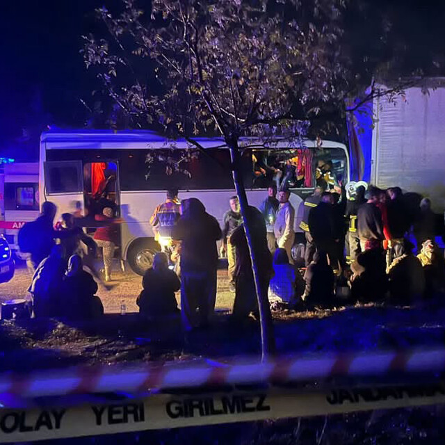 Tarım işçilerini taşıyan midibüs ile TIR çarpıştı: 17 yaralı (2)