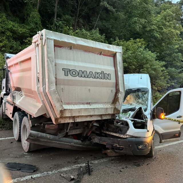 Ordu'da yolcu minibüsü kamyonla çarpıştı: 1 ölü 23 yaralı
