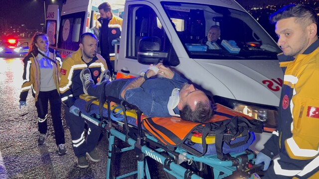 Samsun'da otomobil orta refüje çıktı: 2 yaralı