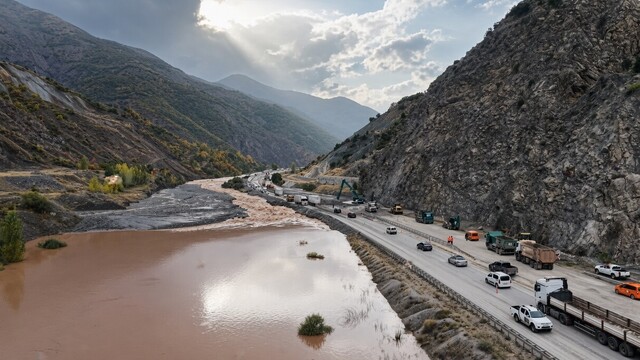Erzincan'da sel ve heyelanın yol açtığı tahribat havadan görüntülendi