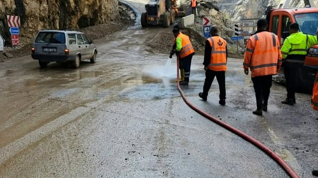 Kemaliye'de sağanak ve dolunun ardından yollar yeniden ulaşıma açıldı