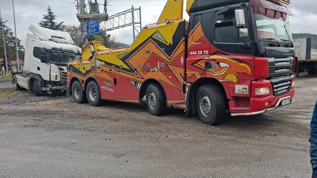 Bilecik'te bariyere çarpan çekicinin sürücüsü yaralandı