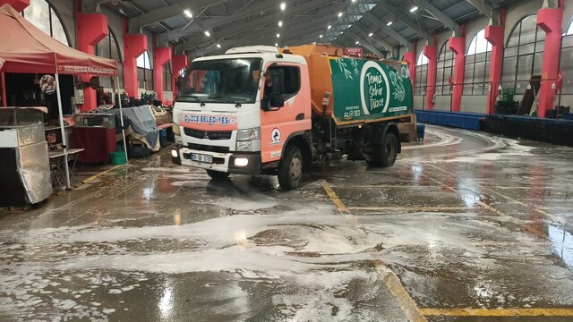 Aziziye kapalı pazaryeri yıkandı