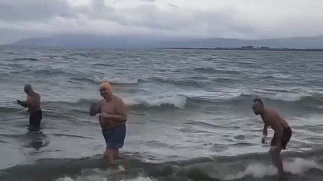 İznik Gölü'nde soğuğa ve dalgalara inat böyle yüzdüler