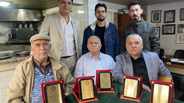 Alaşehir'de 55 yıllık kahveciye ahilik plaketi
Meslekte yarım asrı geride bırakan kahveciler ile genç esnaflar aynı törende buluştu