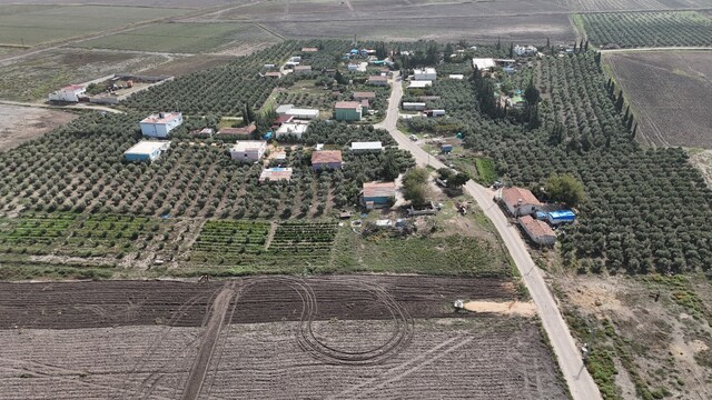Mahalledeki herkesin soyadı 'Öztoprak' olunca baba isimleri ve ikinci isimlerle karışıklığın önüne geçtiler
Hatay'da bir mahallede herkes 'Öztoprak' soyadını taşıyor: Faturalar bile karışıyor