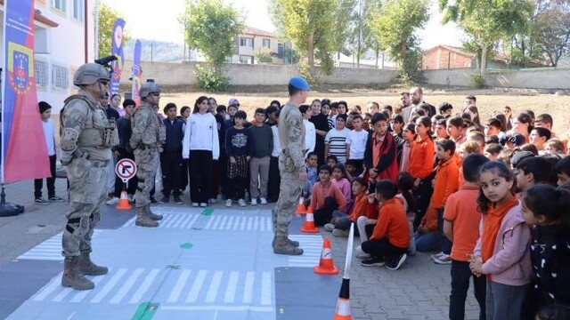 Jandarma, 300 öğrenciye güvenlik eğitimi verdi