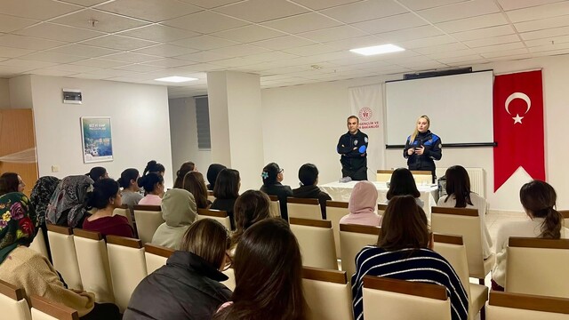 Kars'ta üniversiteli kadınlara kades tanıtımı