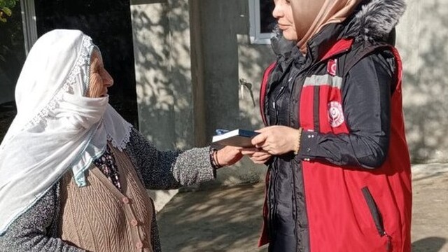 Erzurum'da "Çınarlarımızla Bir Ömür Bir Dua" projesiyle büyüklerin kapısı çalınıyor