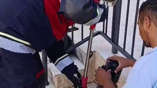 Havalandırma borusunda ölümü bekleyen yavru kediyi miyavlaması kurtardı