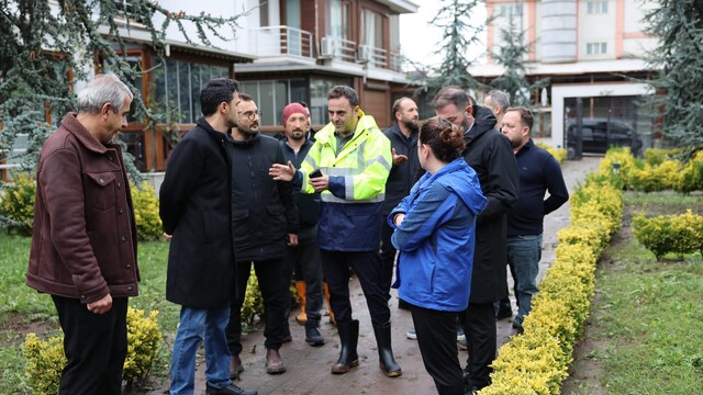 Başiskele Belediye Başkanı Özlü, sağanağın ardından ilçede incelemelerde bulundu
